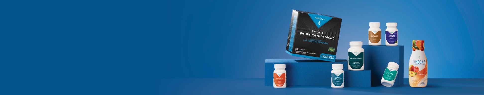 Suplementos nutricionales exhibidos sobre plataformas azules frente a un fondo azul. La imagen incluye una caja de Peak Performance y varios frascos de suplementos, entre ellos Omega-3, Elevate Charge+, Advance, Florify y K2-D3.